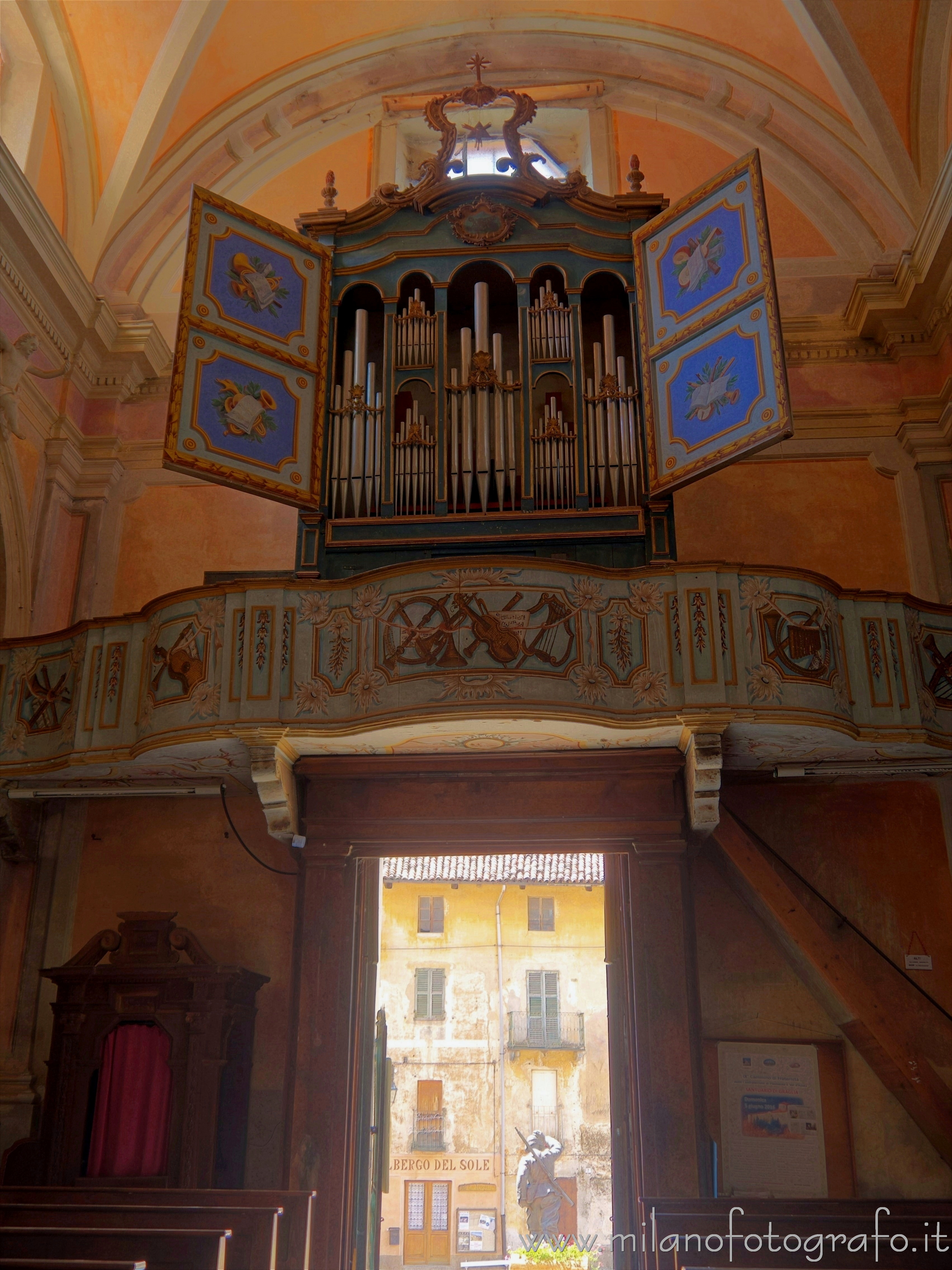 Graglia (Biella) - La piazza del paese vista dall'interno della Chiesa di Santa Croce